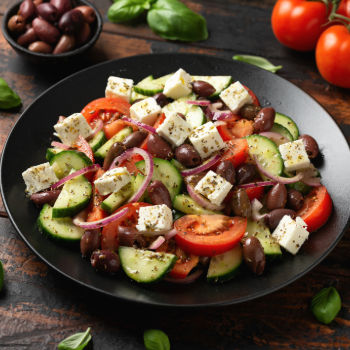 Görög saláta rodoszi fűszerkeverékkel, mediterrán tálalásban