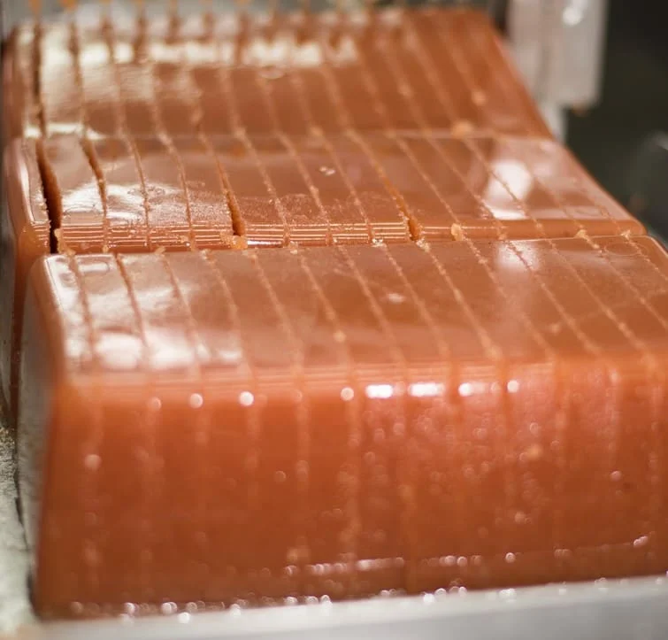 Birsalmasajt szeletelése