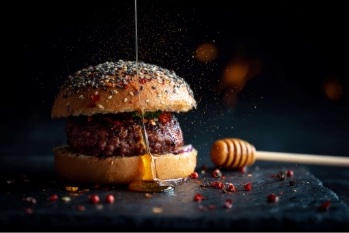 Chilis mézes szósszal készült hamburger