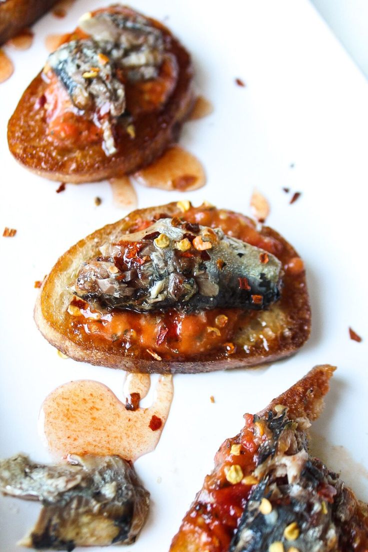 Szardínia pirítóson tálalva