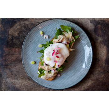 Citromos bazsalikomos makrélafilé pirítóson tálalva