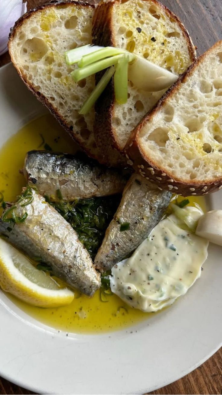 Citromos szardínia tálalása pirítóssal