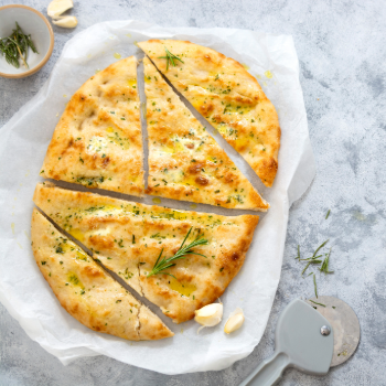 Mediterrán focaccia citromos olívaolajjal és friss fűszernövényekkel