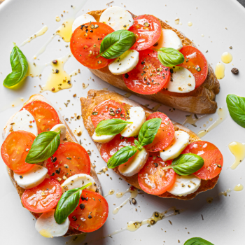 Paradicsomos mozzarella pirítós extraszűz olívaolajjal és friss bazsalikommal