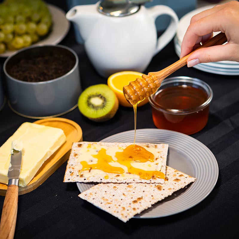 Teljes kiőrlésű pászka mézzel és friss gyümölcsökkel