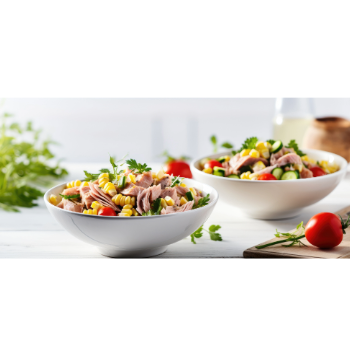 Tonhal saláta tálalása