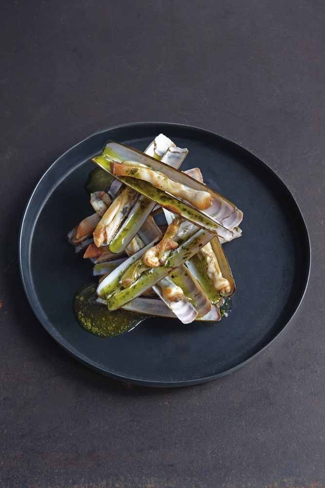 Gourmet kardkagyló tálalása