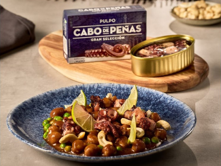 Galiciai prémium polip salátaágyon tálalva