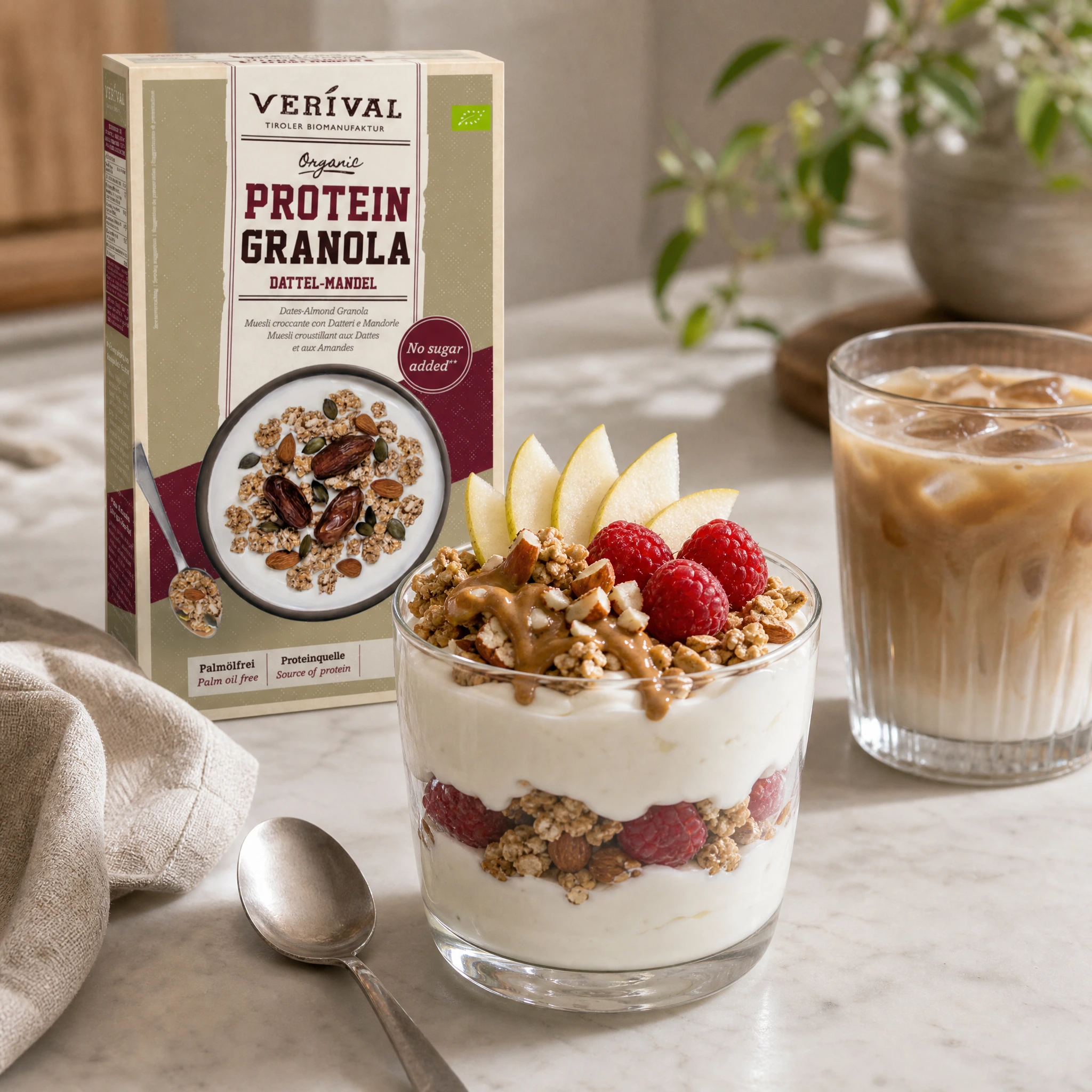 Datolyás mandulás protein granola joghurtos pohárkrémként körtével, málnával és mandulával