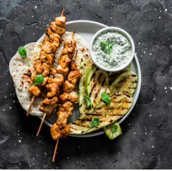 Mediterrán souvlaki csirkenyárs görög fűszerezéssel