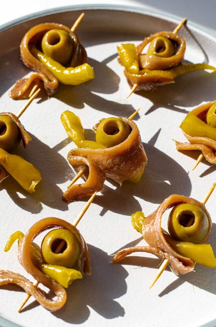 Szardellafilé olívabogyóval, előételként tálalva