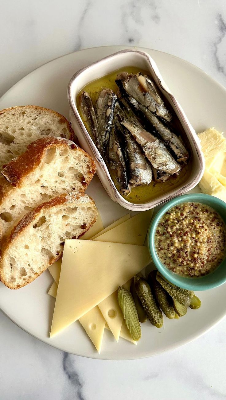 Szardínia rusztikus bagettel tálalva