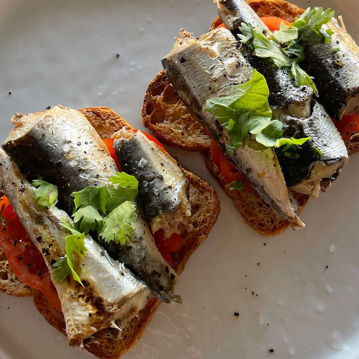 Bazsalikomos-kakukkfűves szardínia pirítóson, paradicsommal