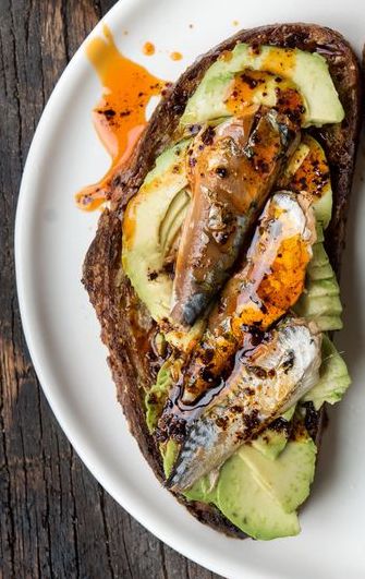 Chilis szardínia pirítóson, avokádóval