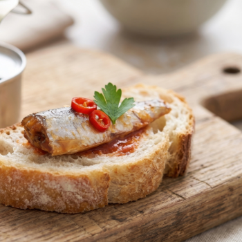 Chilis szardínia pirítóson, friss fűszernövényekkel