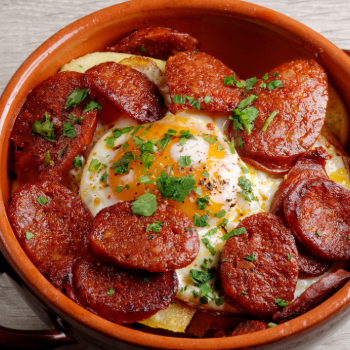 Szardínia andalúz mártásban chorizóval, mediterrán tapas tálalásban