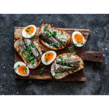 Mogyoróolajban konzervált szardínia főtt tojással, pirítóson tálalva