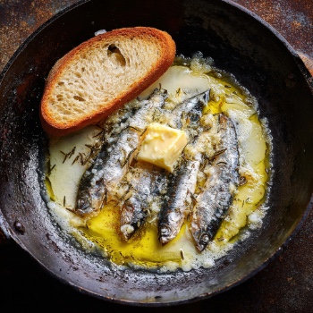 Vajas szardínia serpenyőben melegítve