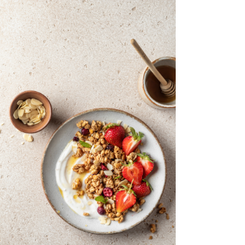 Vadcseresznye méz joghurttal és granolával