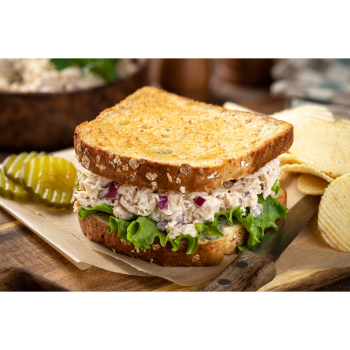 Vörös tonhal szendvicsben